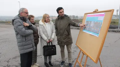 Olegario Ram&oacute;n y Carmen Doel visitan las obras de la acera de Monte Medulio