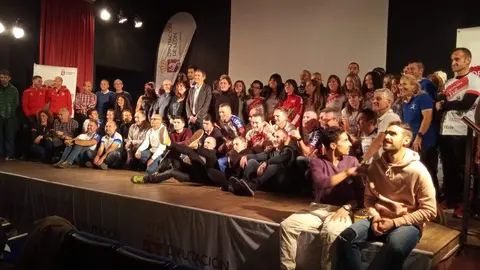 Entrega de premios y trofeos a los participantes en la Copa Diputaci&oacute;n de Carreras Populares