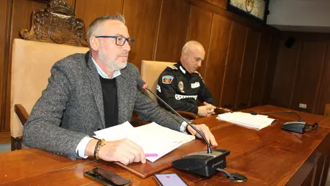 El concejal de Seguridad Ciudadana, Jos&eacute; Antonio Cart&oacute;n, y el intendente jefe de la Polic&iacute;a Municipal, Arturo Pereira, presentan el protocolo