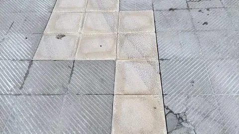Obra en una acera de la ciudad (foto Podemos)
