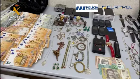 Dinero en efectivo y objetos de valor incautados en la operaci&oacute;n de la Guardia Civil