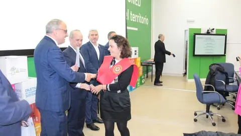 Entrega de diplomas y bandas a alumnos de la UNED