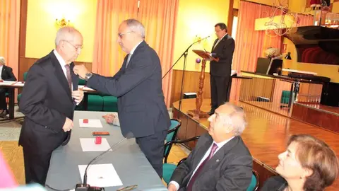 Olegario Ram&oacute;n impone una insignia a un socio de La Obrera