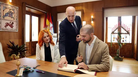 Sara Garc&iacute;a y Pablo &Aacute;lvarez, recibidos por el alcalde de Le&oacute;n Foto de archivo