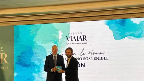 Jos&eacute; Antonio Diez recoge en Madrid el premio  otorgado por la revista Viajar