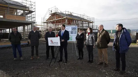 Juan Carlos Su&aacute;rez-Qui&ntilde;ones visita las obras de construcci&oacute;n de las viviendas