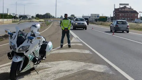 Vigilancia de carreteras en un control de tr&aacute;fico de la Guardia Civil