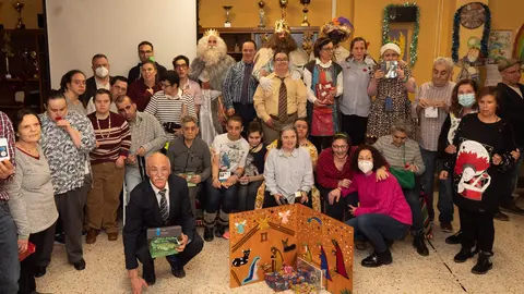 Mor&aacute;n y L&oacute;pez, junto a los usuarios y trabajadores del centro Sagrado Coraz&oacute;n