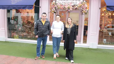 Entrega del premio a los responsables de uno de los escaparates ganadores