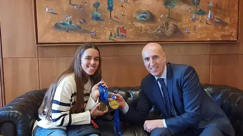 Jos&eacute; Antonio Diez recibe a la surfista Mar&iacute;a Mart&iacute;n-Granizo