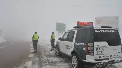 La Guardia Civil realiza un control de nieve