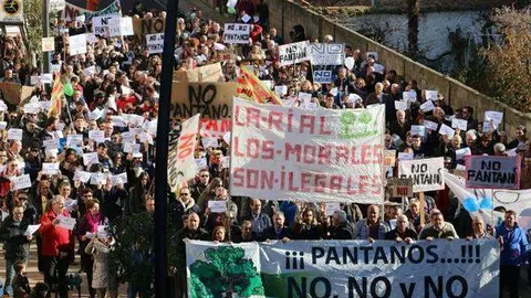 Manifestaci&oacute;n contra los pantanos de La Rial y Los Morales