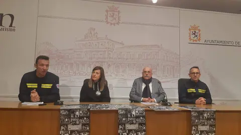 Bomberos de Le&oacute;n, el concejal del &aacute;rea y responsables de la asociaci&oacute;n presentan el calendario