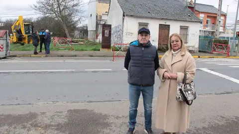Pedro F. Robles y Carmen Doel supervisan las obras de demolici&oacute;n