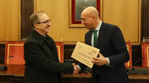 Miguel &Aacute;ngel Zamora (izquierda) recibe el premio de manos del alcalde de Le&oacute;n, Jos&eacute; Antonio Diez