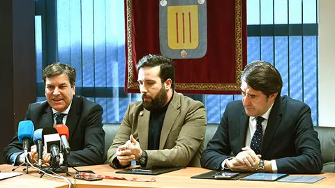 El consejero de Medio Ambiente, Vivienda y Ordenaci&oacute;n del Territorio, Juan Carlos Su&aacute;rez-Qui&ntilde;ones, y el alcalde de Villadangos del P&aacute;ramo, Alejandro Barrera, en presencia del consejero de Econom&iacute;a y Hacienda, Carlos Fdz. Carriedo