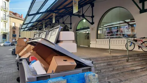 Contenedores junto al mercado Conde Luna (foto Ciudadanos)