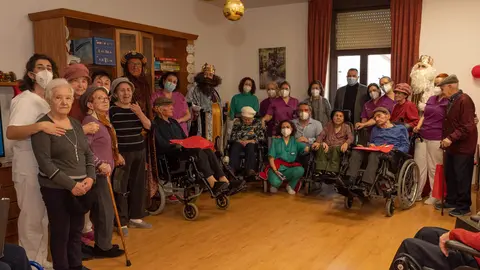 Eduardo Mor&aacute;n visita la residencia de personas mayores Santa Luisa