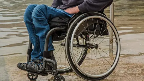 Persona con ELA en silla de ruedas (foto Ciudadanos)