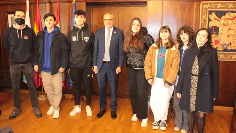 Recepci&oacute;n a los alumnos del IES Gil y Carrasco que participaron en la colocaci&oacute;n de los