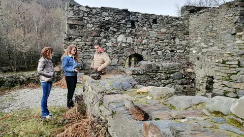 La delegada territorial visita las obras de recuperaci&oacute;n de la herrer&iacute;a de Tejedo en Cand&iacute;n