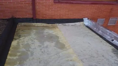 Obras de reparaci&oacute;n de la cubierta de las piscinas de la calle &Aacute;ngel Pesta&ntilde;a de Ponferrada
