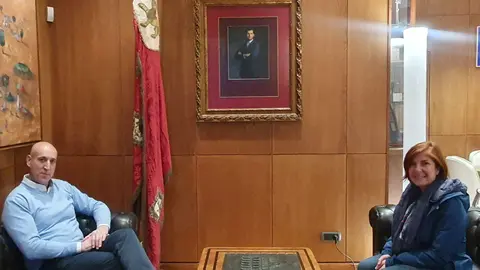 El alcalde de Le&oacute;n, Jos&eacute; Antonio Diez, recibe a la deportista Elena Luna