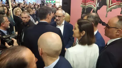 El alcalde, Olegario Ram&oacute;n, durante la presentaci&oacute;n en FITUR de la app tur&iacute;stica de Ponferrada