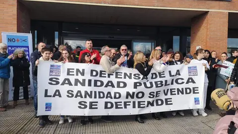 Concentraci&oacute;n 'Abrazo al Hospital' ante el hospital del Bierzo
