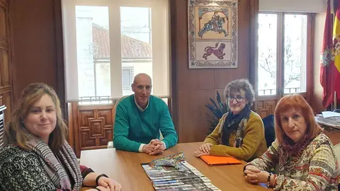Representantes de la Asociaci&oacute;n Cultural Aguzo se re&uacute;nen con el alcalde para abordar la celebraci&oacute;n de las Marzas