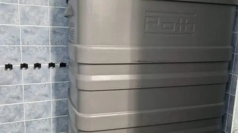 Dep&oacute;sito de agua instalado en el campo de f&uacute;tbol de Flores del Sil