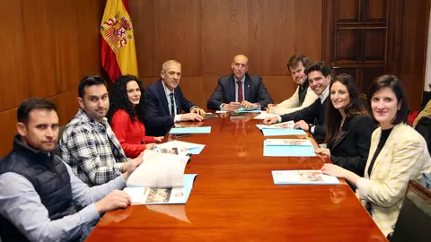 Reuni&oacute;n entre miembros de AJE y el alcalde de Le&oacute;n, Jos&eacute; Antonio Diez