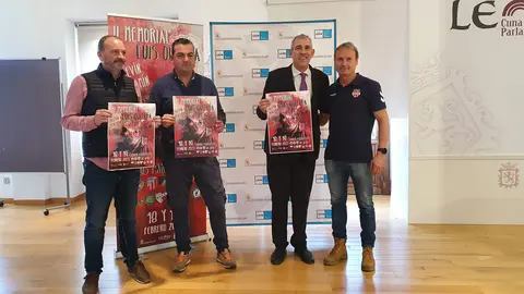 Memorial Luis Quijada. En la foto: Javier Miranda, Jorge Fuente y Jos&eacute; Ram&oacute;n Rodr&iacute;guez, del Puente Castro FC, y el concejal de Deportes, Vicente Canuria.