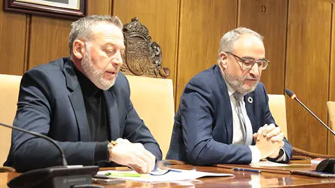 El alcalde de Ponferrada, Olegario Ram&oacute;n, y el concejal de Movilidad, Jos&eacute; Antonio Cart&oacute;n, durante el anuncio de la apertura de una oficina de la DGT en Ponferrada.