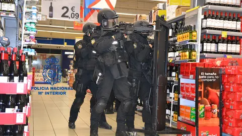 Simulacro antiterrorista de Polic&iacute;a Nacional en el centro comercial de Carrefour en Ponferrada