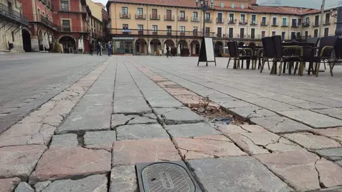 Plaza Mayor  de Le&oacute;n Grietas