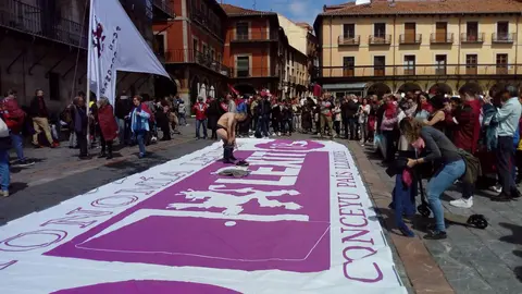 Nicanor Pastrana se desnuda en un acto reivindicativo "en bragas"