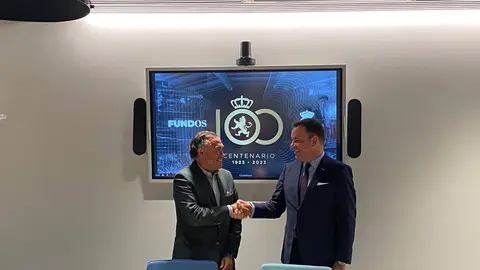 Felipe Llamazares, director de la Cultural y Jos&eacute; Mar&iacute;a Viejo, director de FUNDOS en la firma del convenio de colaboraci&oacute;n.