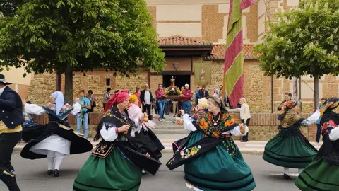 Bailes regionales en la Romer&iacute;a de San Isidoro del Monte Trobajo del Camino