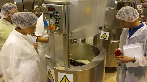 Elaboraci&oacute;n de queso para pizza con leche de vaca.