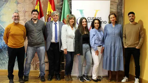 Rector, Vicerrectora y Director con el personal del &Aacute;rea de Extensi&oacute;n Universitaria