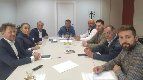 Reuni&oacute;n de UGT y FELE en la que piden la reactivaci&oacute;n de la Mesa por Le&oacute;n