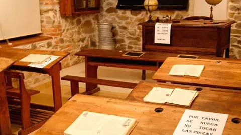 La antigua escuela de Castrocalb&oacute;n