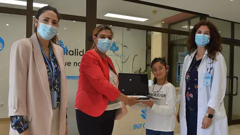 Leire de Astorga recibiendo uno de los ordenadores port&aacute;tiles