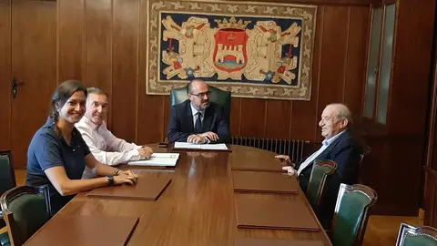 El alcalde de Ponferrada, Marco Morala, en compa&ntilde;&iacute;a de la concejal de Presidencia y Relaciones Institucionales, Lidia Coca, ha recibido en el Ayuntamiento de Ponferrada a una delegaci&oacute;n de la Real Hermandad de Jes&uacute;s Nazareno.