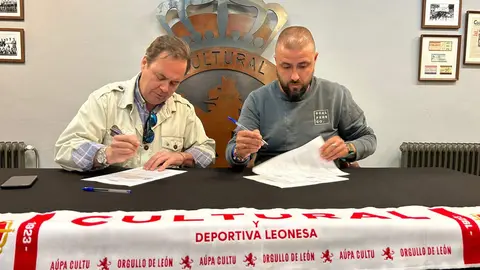 ENRIQUE CAPDEVILA, RESPONSABLE DE ADAMO PARA CYL (IZDA.); MARIO VALLADARES, DIRECTOR COMERCIAL DE LA CULTURAL LEONESA
