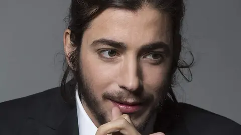Salvador Sobral, es un cantante y m&uacute;sico portugu&eacute;s. En 2017 llev&oacute; a Portugal a su primera victoria en el Festival de la Canci&oacute;n de Eurovisi&oacute;n