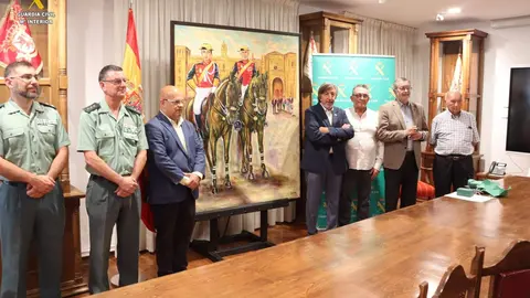 La Guardia Civil recibe un cuadro donado por la Junta Vecinal de San Cibri&aacute;n de Ard&oacute;n.