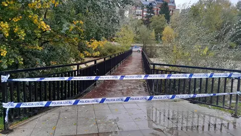 El Ayuntamiento de Le&oacute;n cierra las pasarelas peatonales del Bernesga