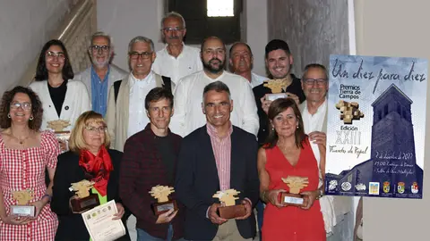 Un diez para diez Premios comarcales en Tierra de Campos.
La filosof&iacute;a de estos premios comarcales es valorar el m&eacute;rito, los esfuerzos y la
dedicaci&oacute;n de personas implicadas con Tierra de Campos, para mantener el
patrimonio, la poblaci&oacute;n y mejorar la calidad de vida entre la gente terracampina.
Premiados y organizadores en Ampudia (Palencia), Fuentes de Carbajal (Le&oacute;n) y Ca&ntilde;izo (Zamora).
Grajal de Campos (Le&oacute;n). Cartel dise&ntilde;ado por Luis Pablo y las fotos realizadas y enviadas por Paris y Patricia.